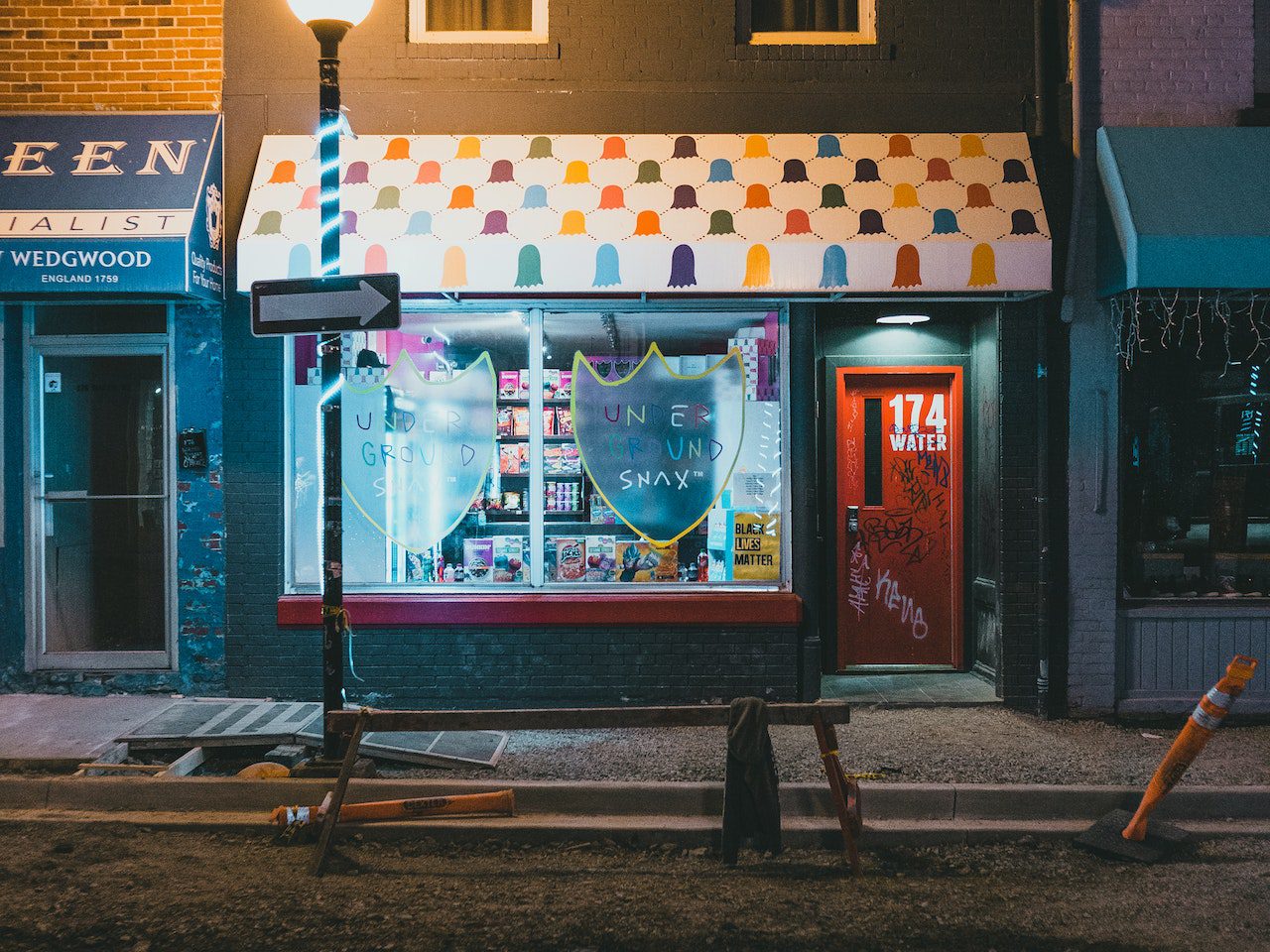 pexels-erik-mclean-8018176